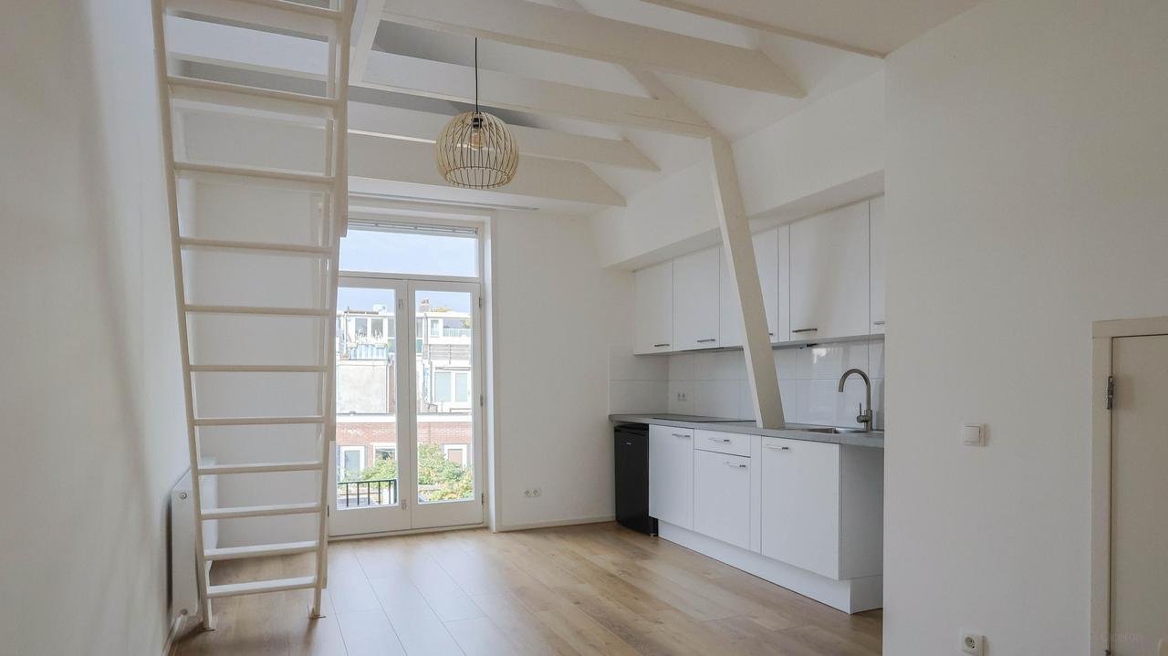 Bright 1-Bedroom Apartment with Roof Terrace - Image 4