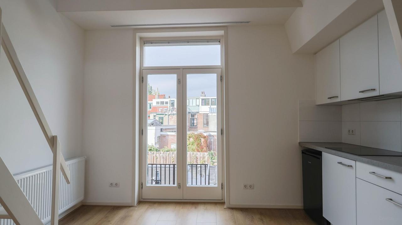 Bright 1-Bedroom Apartment with Roof Terrace - Image 5