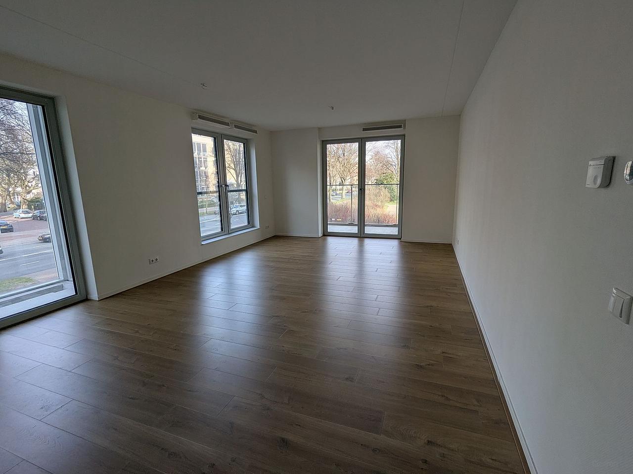 One-bedroom apartment with spacious balcony - Image 3