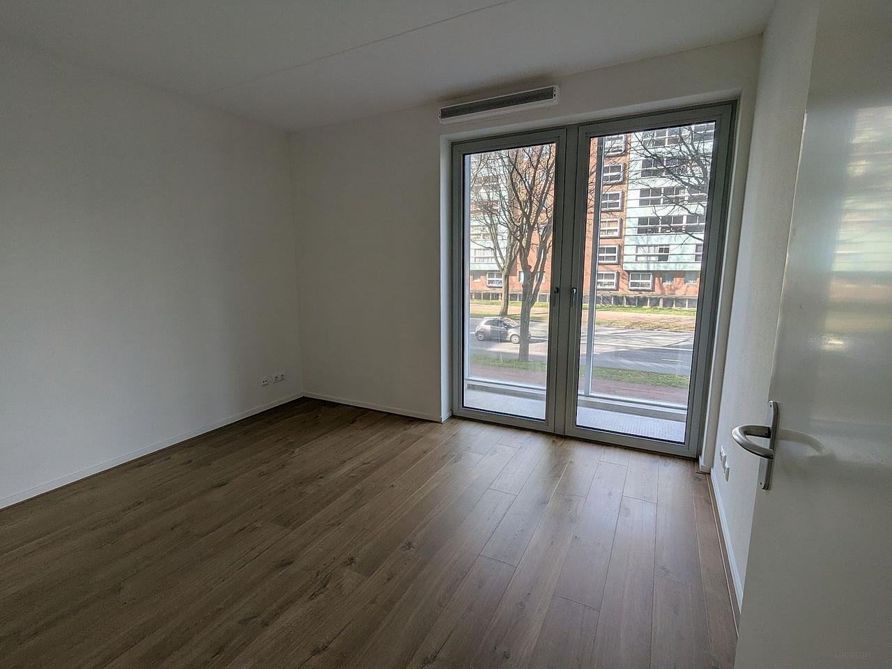 One-bedroom apartment with spacious balcony - Image 4