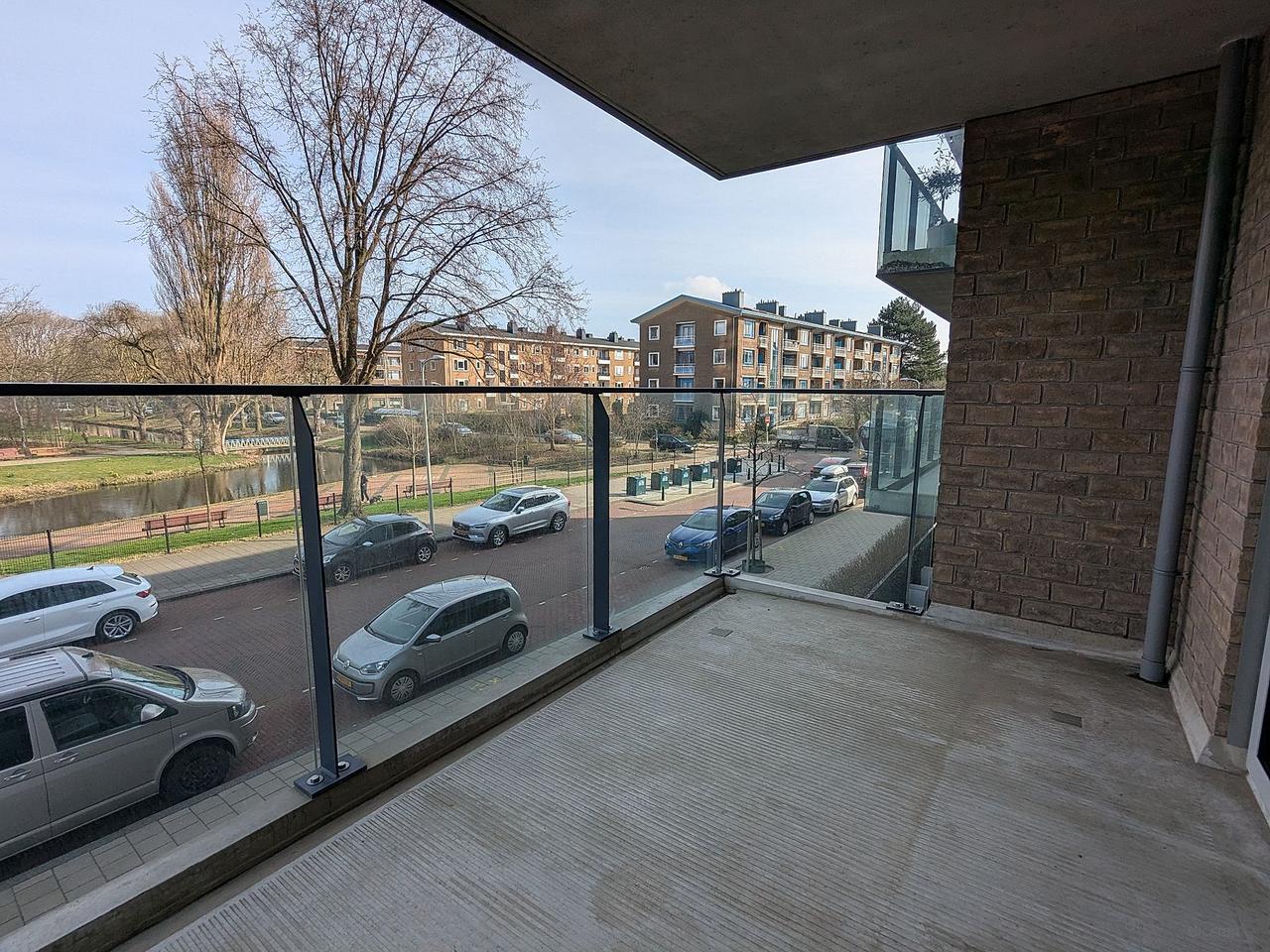 One-bedroom apartment with spacious balcony - Image 7