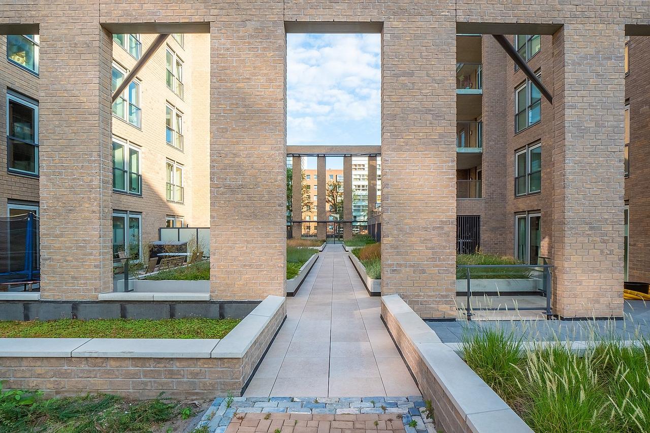 One-bedroom apartment with spacious balcony - Image 8