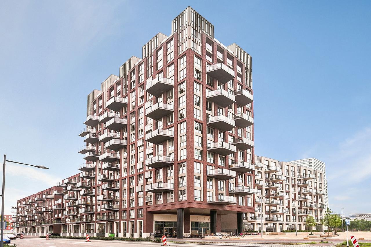 80 m² apartment with balcony and parking - Image 1