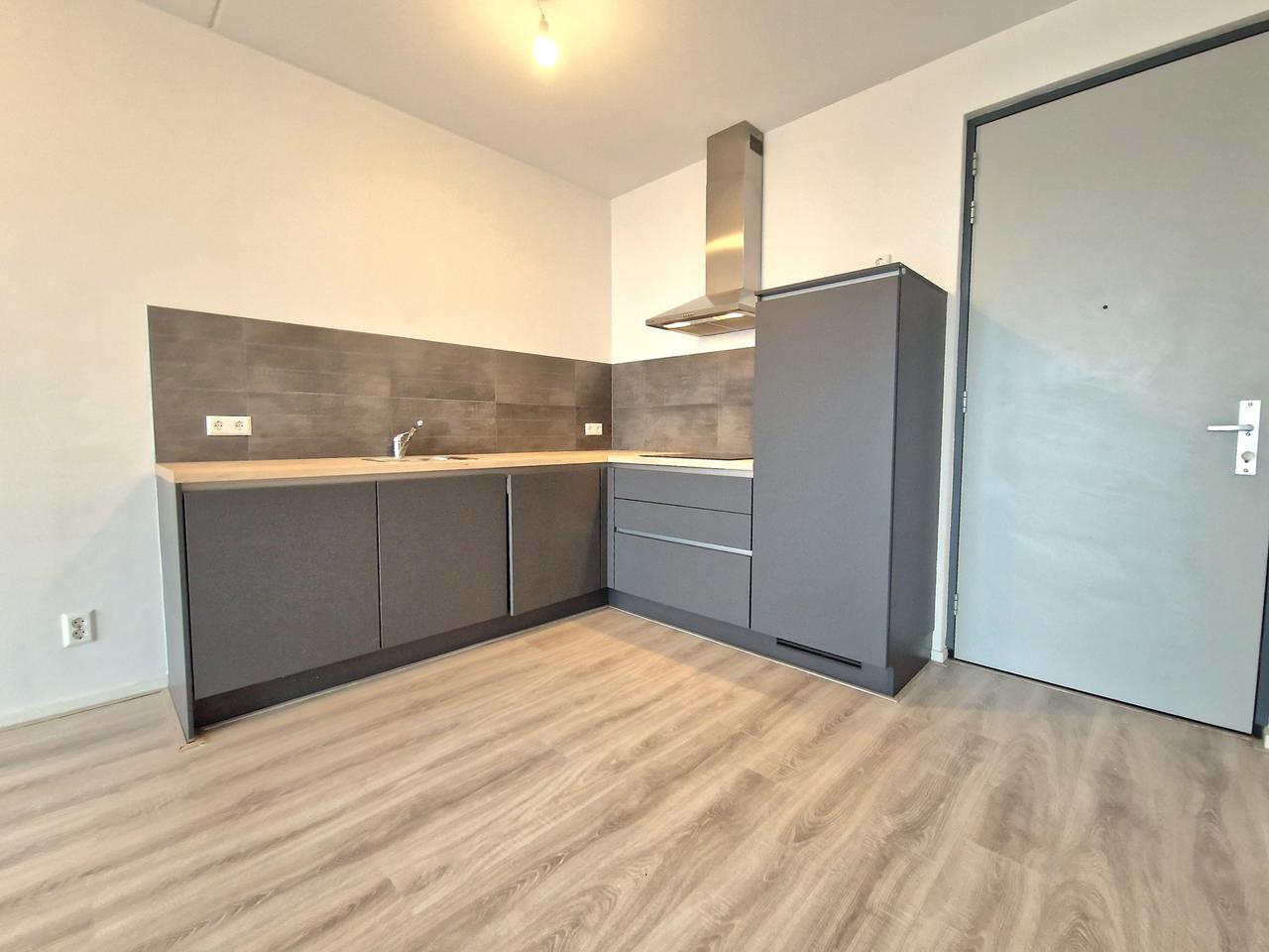 12th-Floor Apartment with Terrace - Image 1