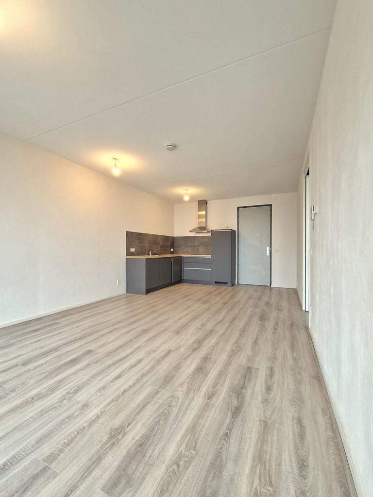 12th-Floor Apartment with Terrace - Image 2