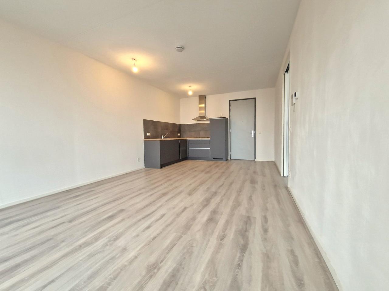 12th-Floor Apartment with Terrace - Image 3