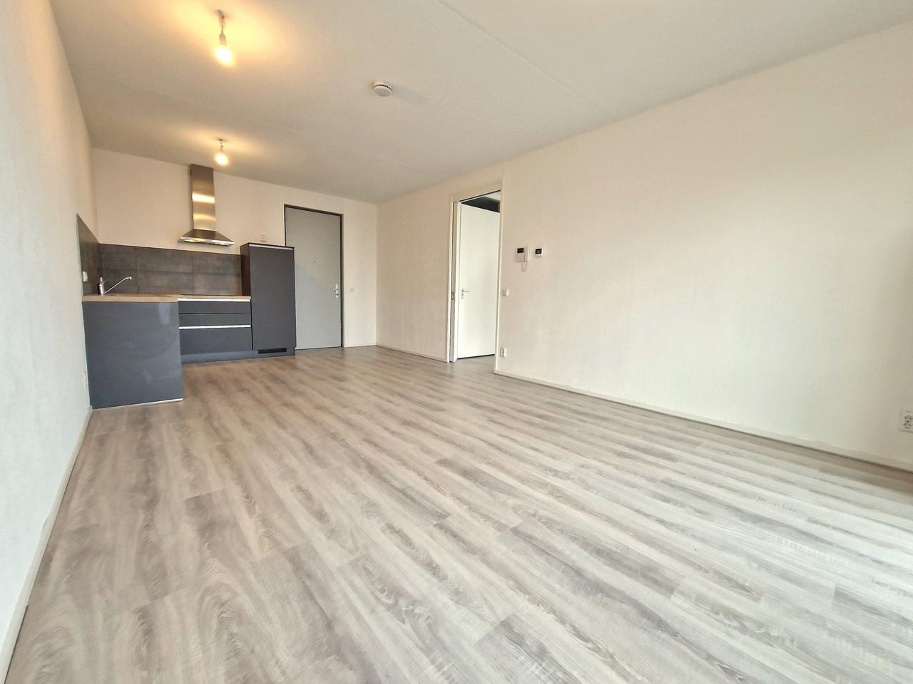 12th-Floor Apartment with Terrace - Image 4