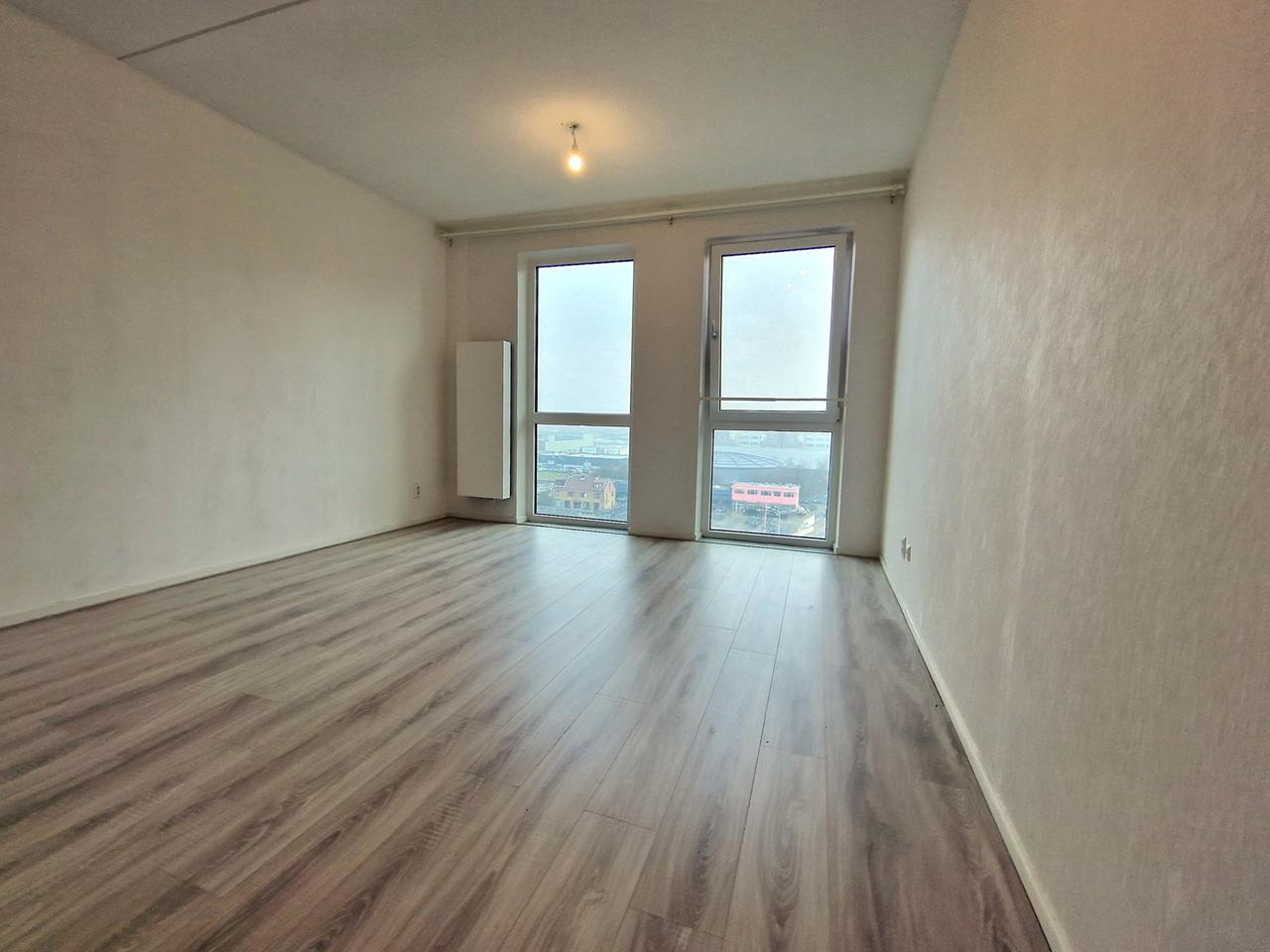 12th-Floor Apartment with Terrace - Image 5
