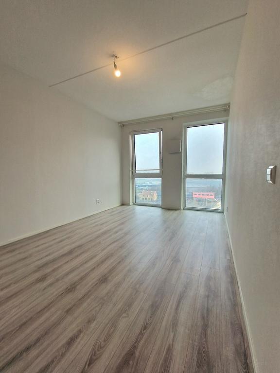 12th-Floor Apartment with Terrace - Image 6