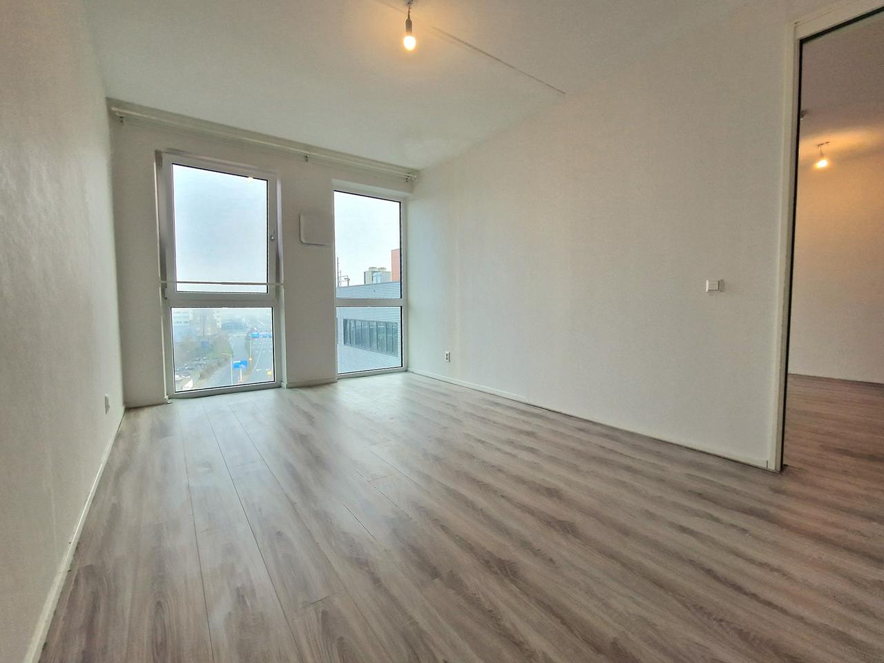 12th-Floor Apartment with Terrace - Image 7