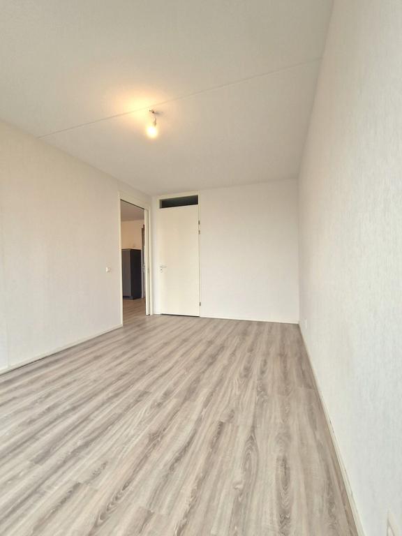 12th-Floor Apartment with Terrace - Image 8