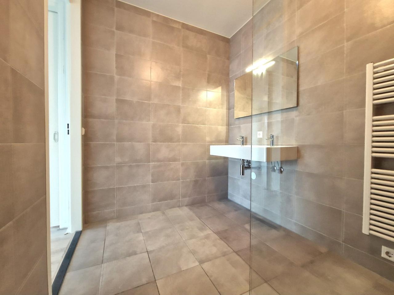 12th-Floor Apartment with Terrace - Image 9