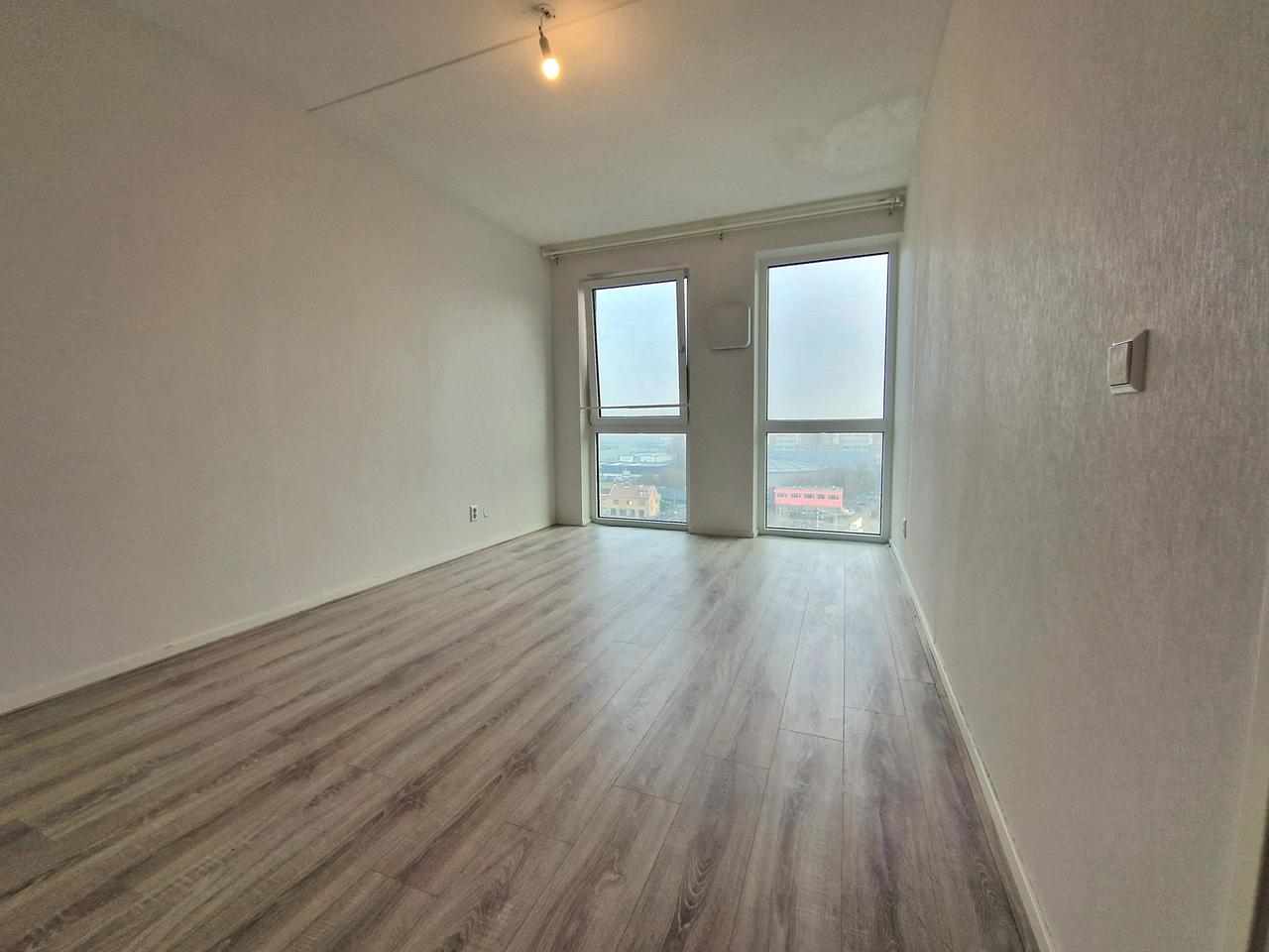 12th-Floor Apartment with Terrace - Image 12