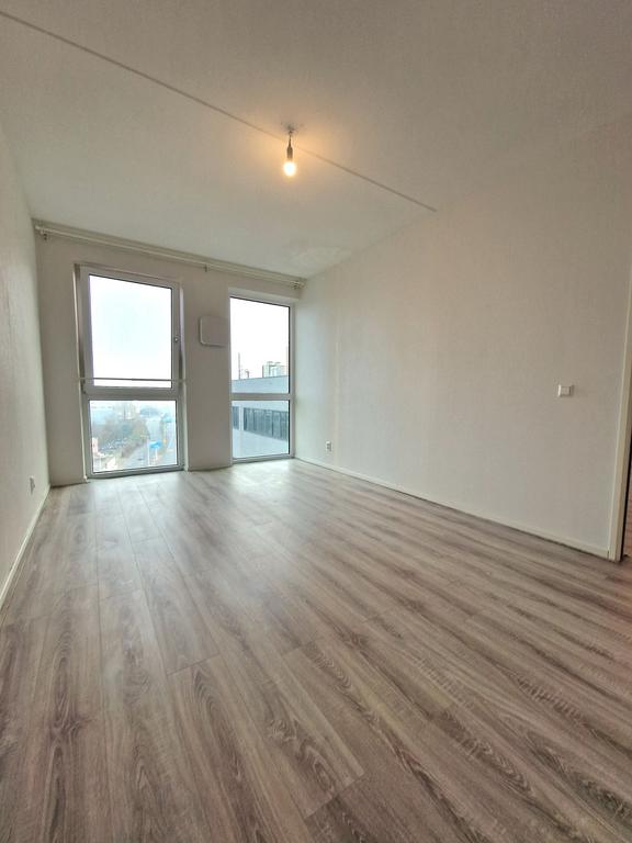 12th-Floor Apartment with Terrace - Image 13