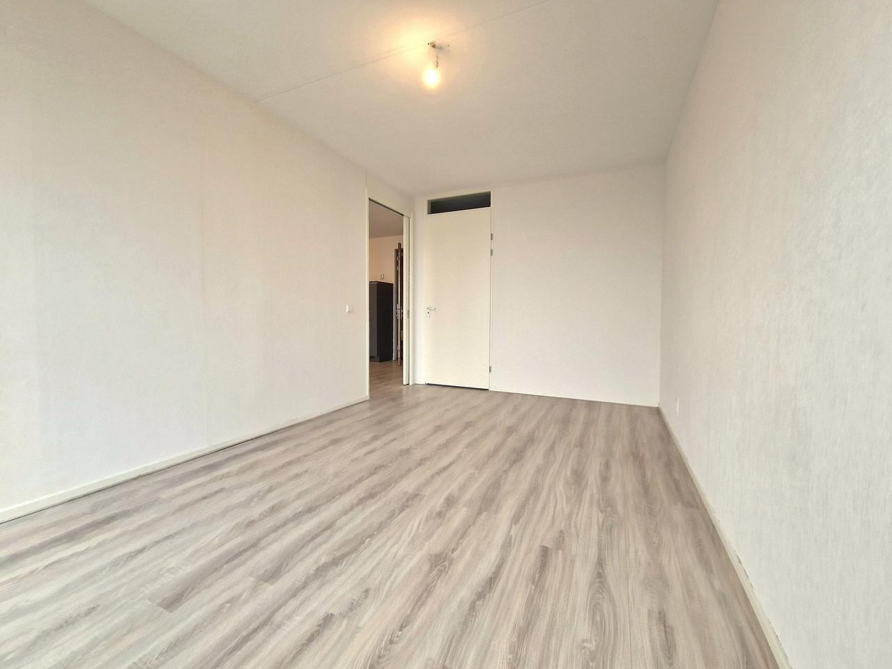 12th-Floor Apartment with Terrace - Image 14