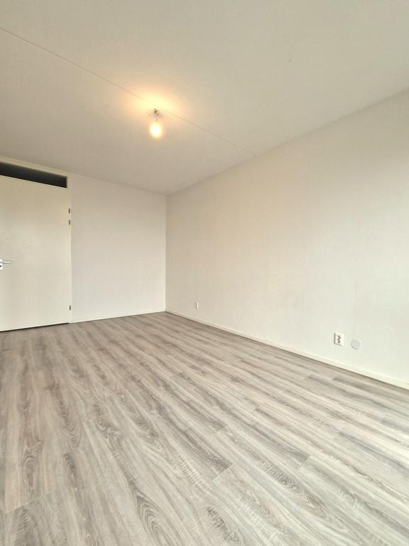 12th-Floor Apartment with Terrace - Image 15