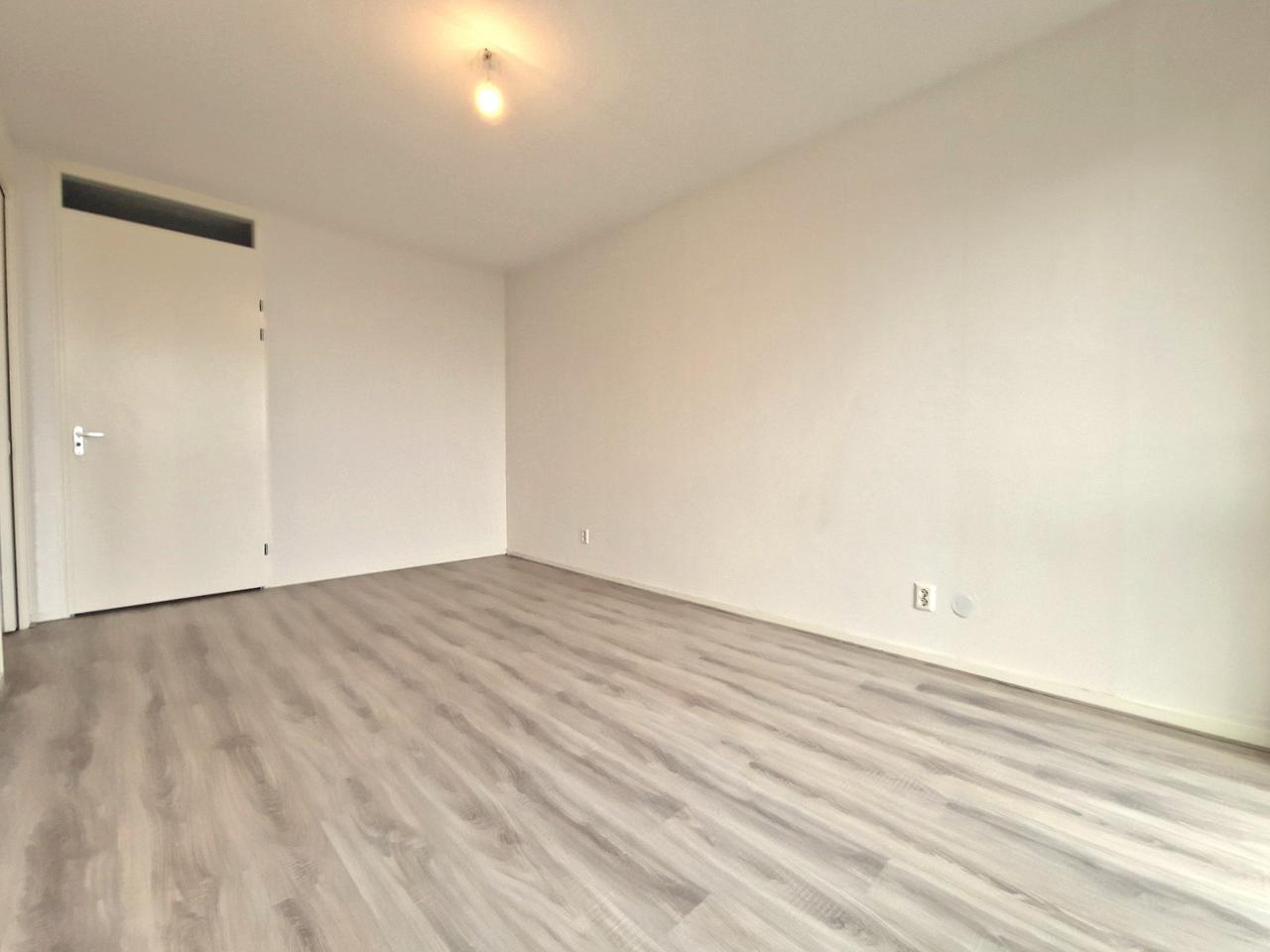 12th-Floor Apartment with Terrace - Image 16