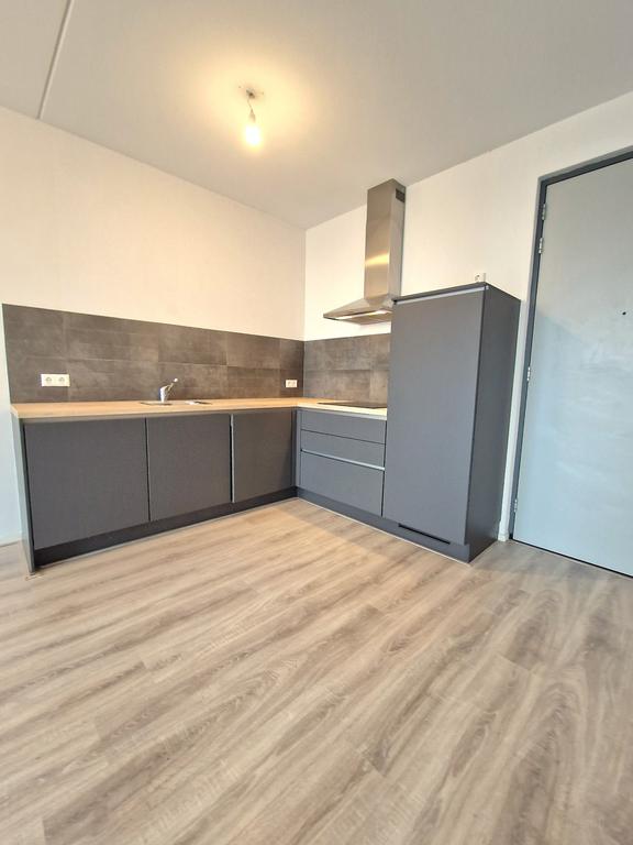 12th-Floor Apartment with Terrace - Image 17
