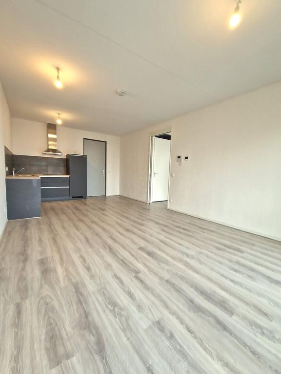 12th-Floor Apartment with Terrace - Image 18