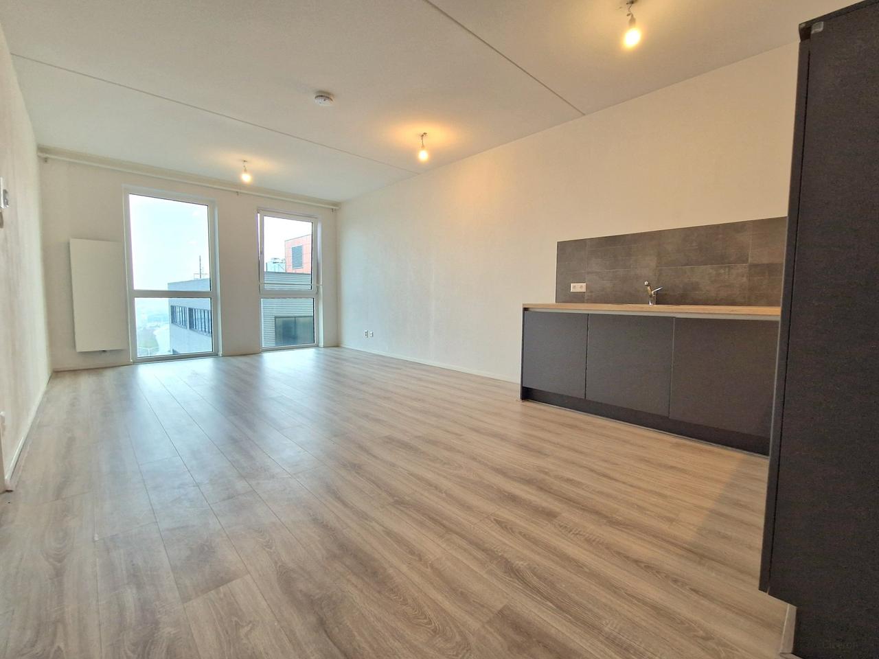 12th-Floor Apartment with Terrace - Image 19