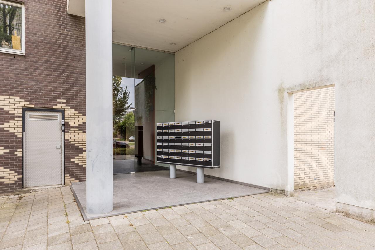 204 m² penthouse with terrace in Amsterdam West - Image 2