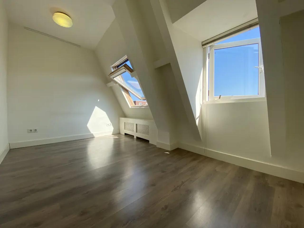 1-bedroom apartment with internet in Valkenbos - Image 5