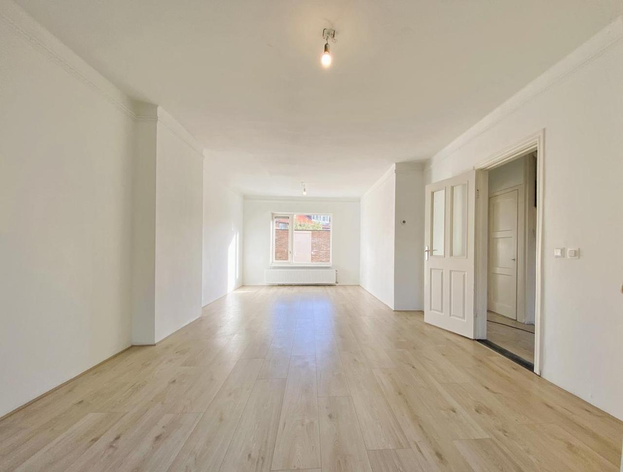 5-Bedroom House with Garden near Stadshart - Image 2