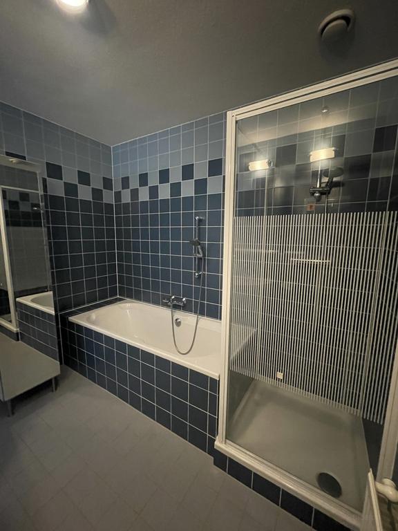 Furnished 2-Bedroom Apartment in Buitenveldert - Image 17