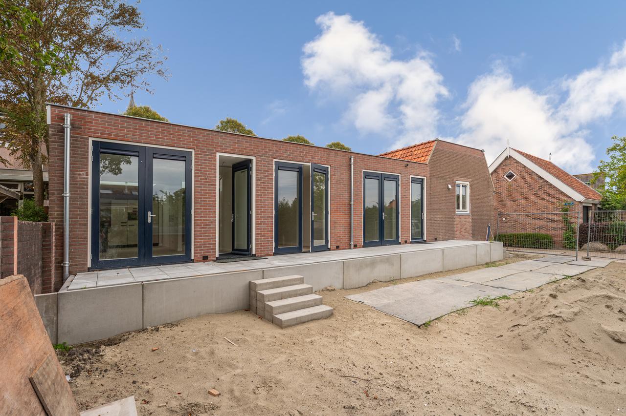 New one-bedroom apartment with private garden - Image 1