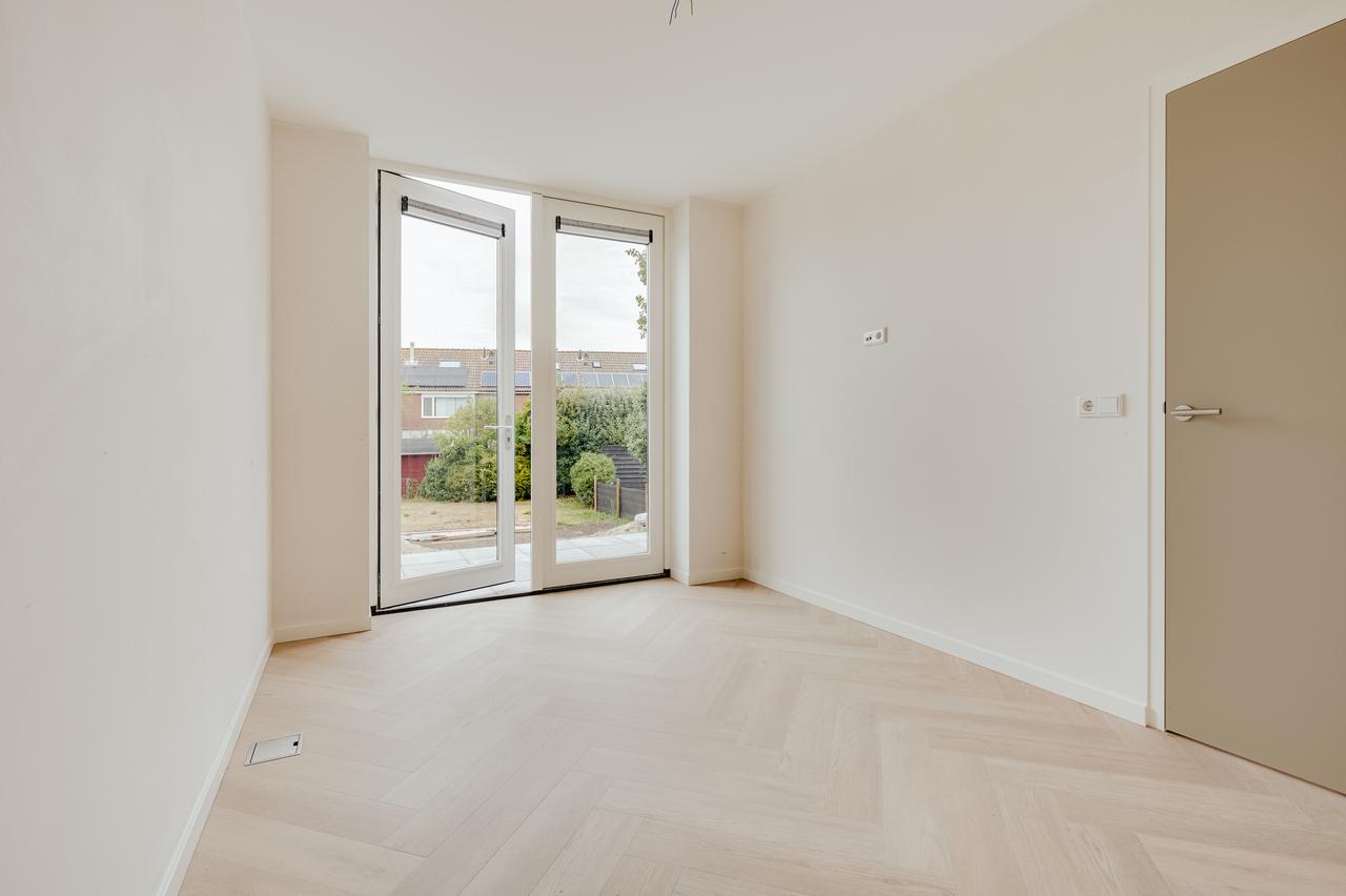 New one-bedroom apartment with private garden - Image 4