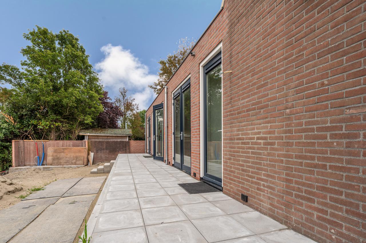 New one-bedroom apartment with private garden - Image 6