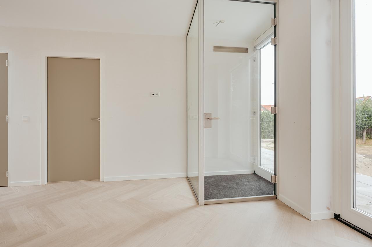 New one-bedroom apartment with private garden - Image 7