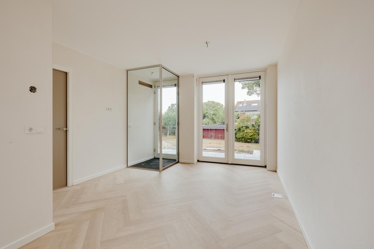 New one-bedroom apartment with private garden - Image 8