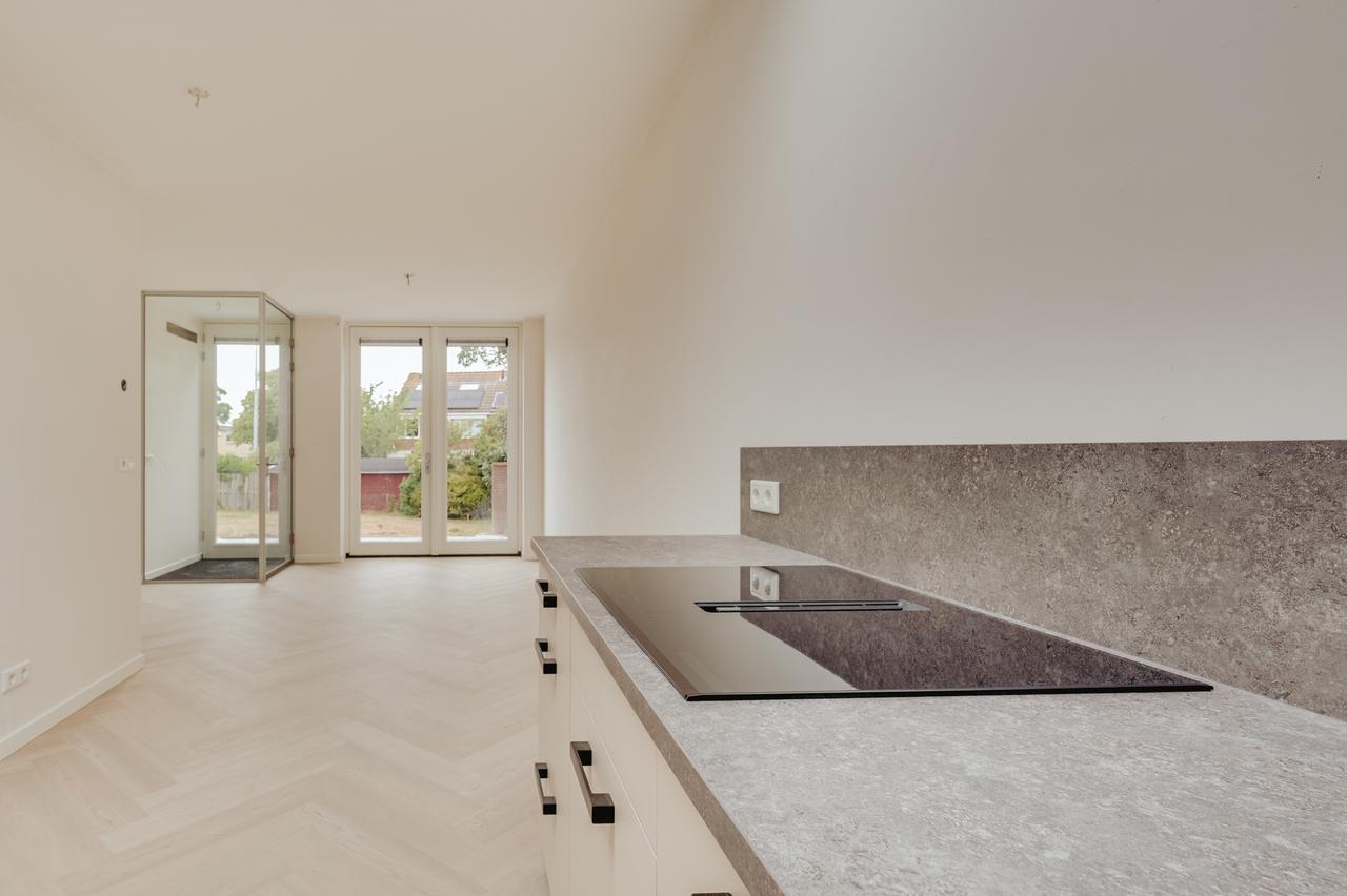 New one-bedroom apartment with private garden - Image 11