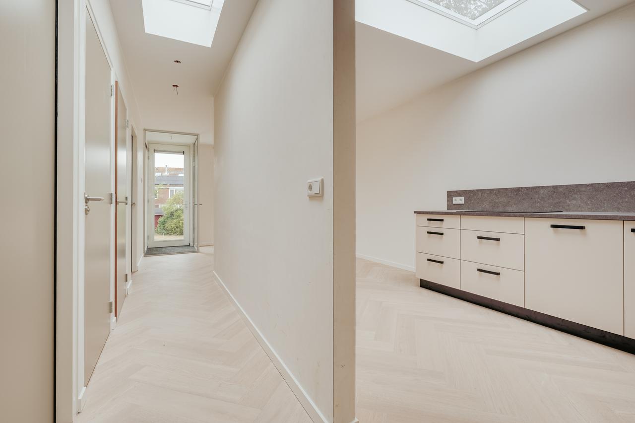 New one-bedroom apartment with private garden - Image 12