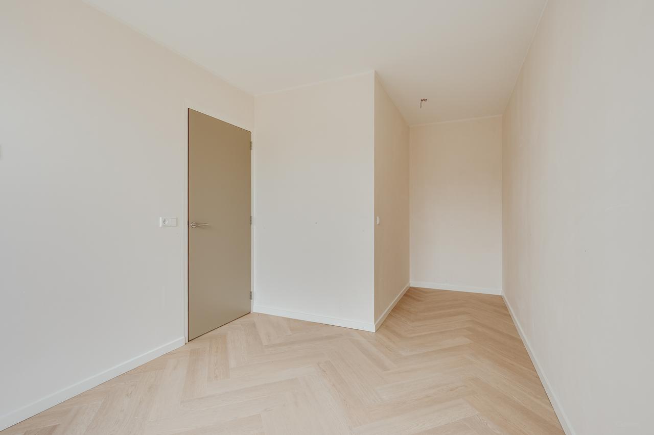 New one-bedroom apartment with private garden - Image 13