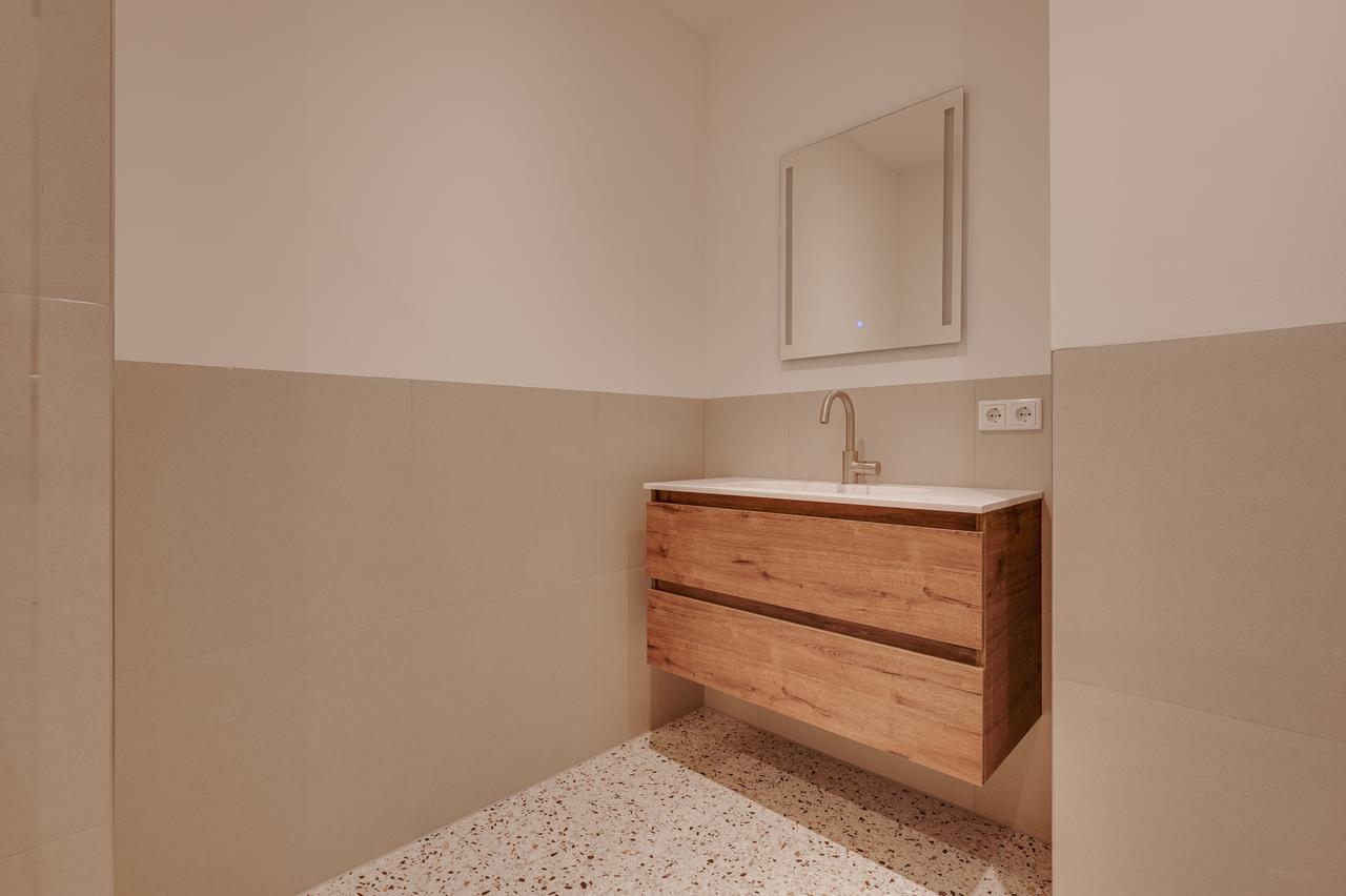New one-bedroom apartment with private garden - Image 16