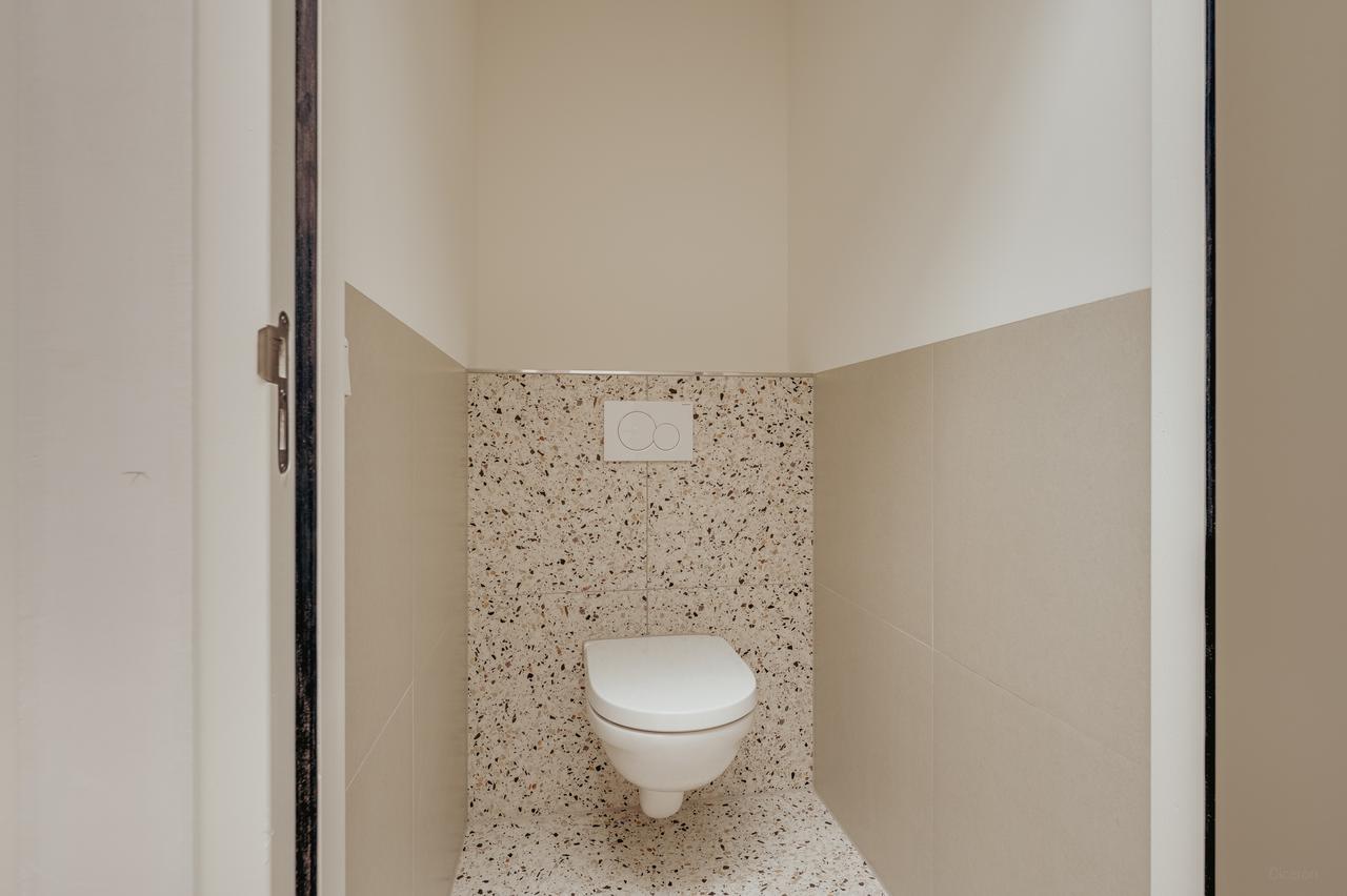 New one-bedroom apartment with private garden - Image 17