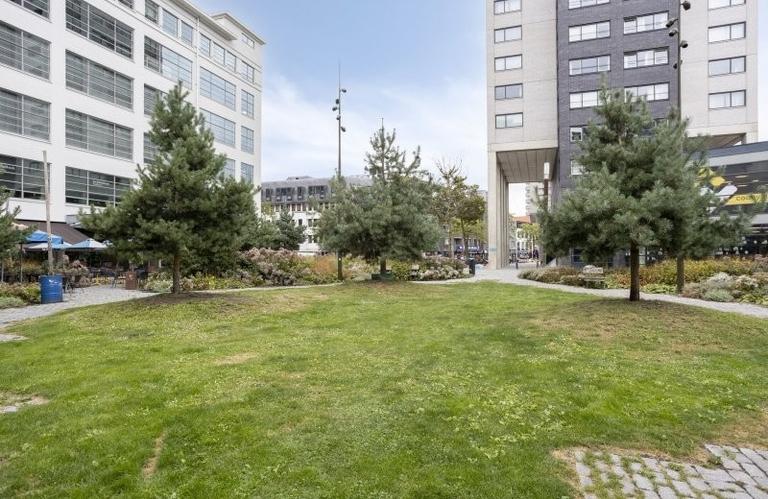 29th-floor apartment with views across Eindhoven - Image 4