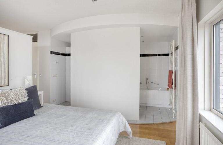 29th-floor apartment with views across Eindhoven - Image 20