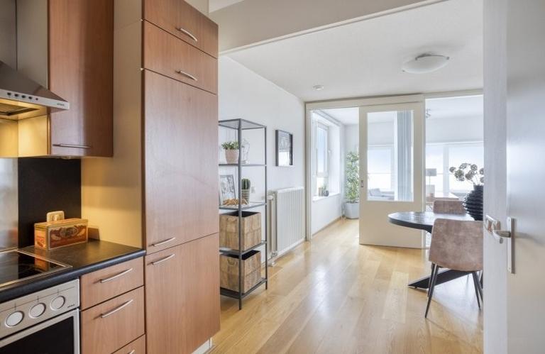 29th-floor apartment with views across Eindhoven - Image 35