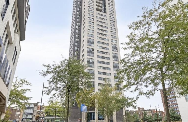 29th-floor apartment with views across Eindhoven - Image 47