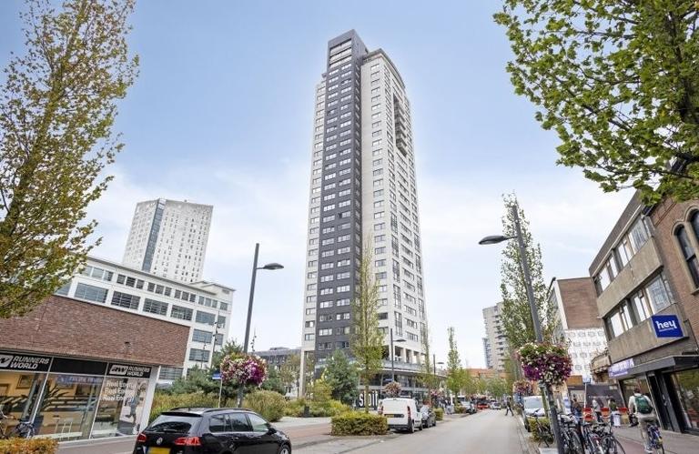 29th-floor apartment with views across Eindhoven - Image 48