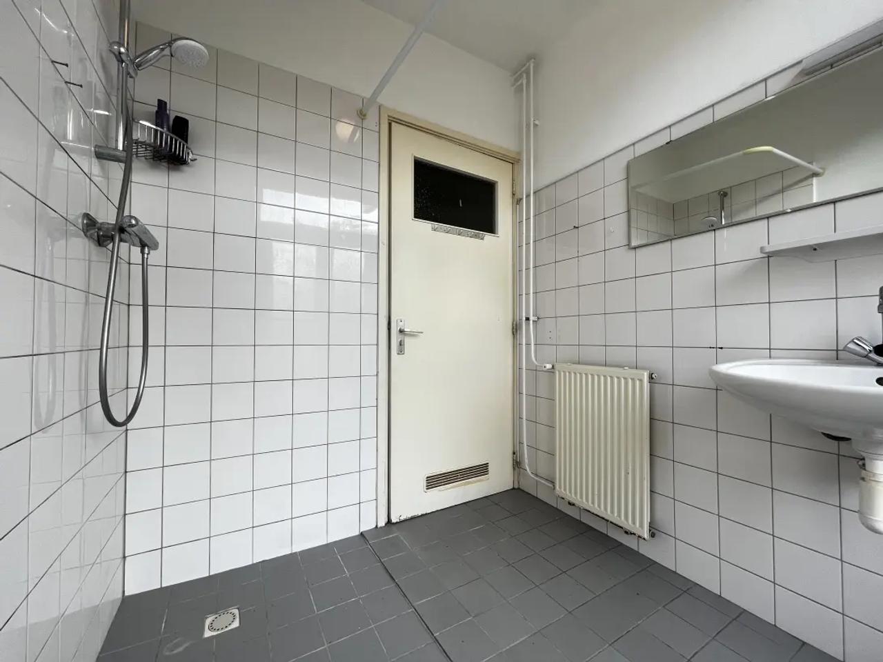 Available now: 2-bedroom apartment with balcony - Image 6