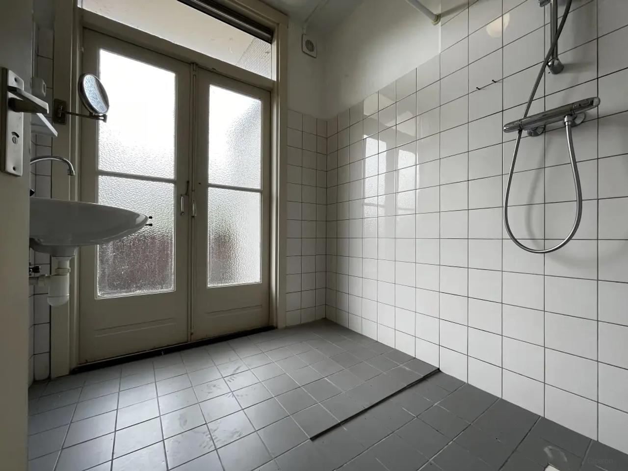 Available now: 2-bedroom apartment with balcony - Image 7