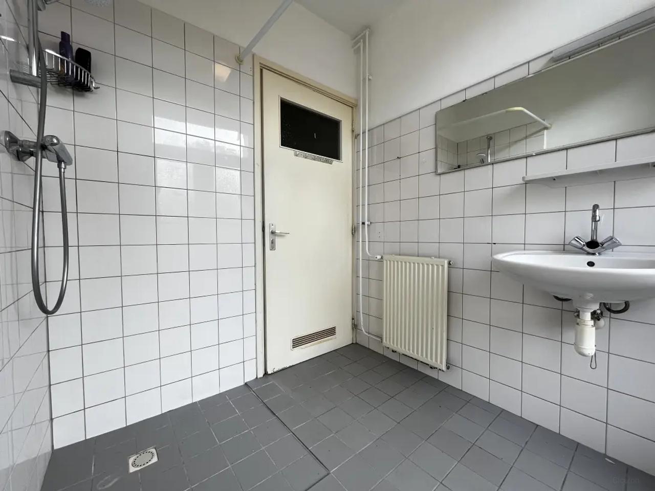 Available now: 2-bedroom apartment with balcony - Image 8
