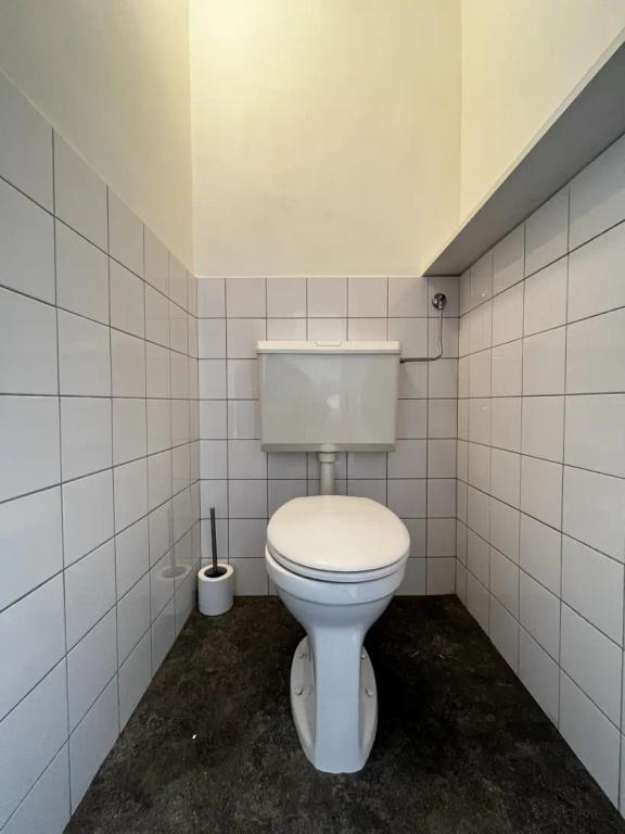 Available now: 2-bedroom apartment with balcony - Image 9