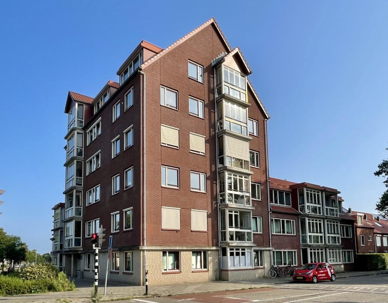 Loggia op zuidwesten met eigen parkeerplek - Afbeelding 2