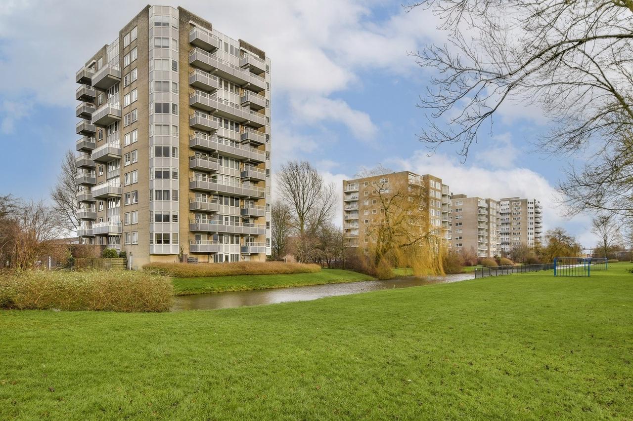 Zuid-oostbalkon en vrij uitzicht in Westwijk - Afbeelding 1