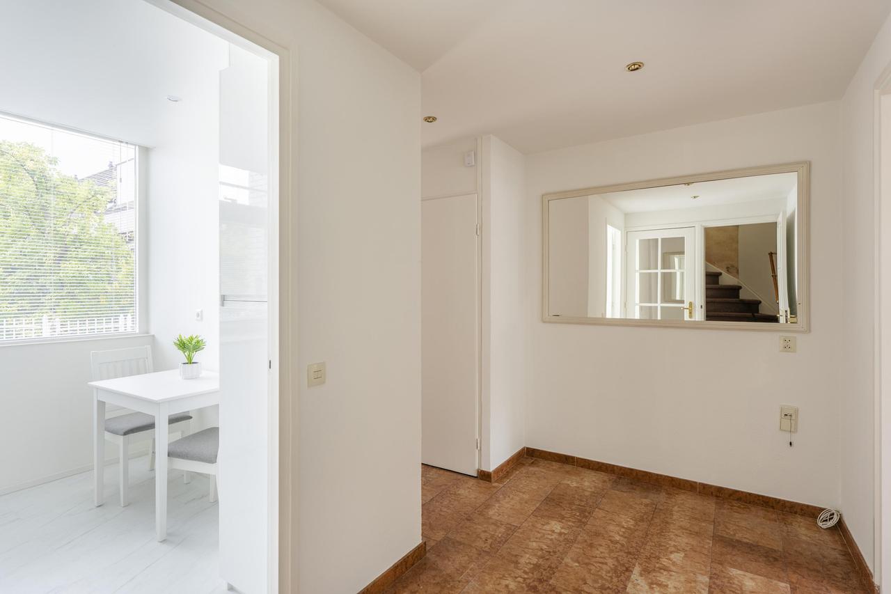 Corner house with wraparound garden in Wassenaar - Image 5